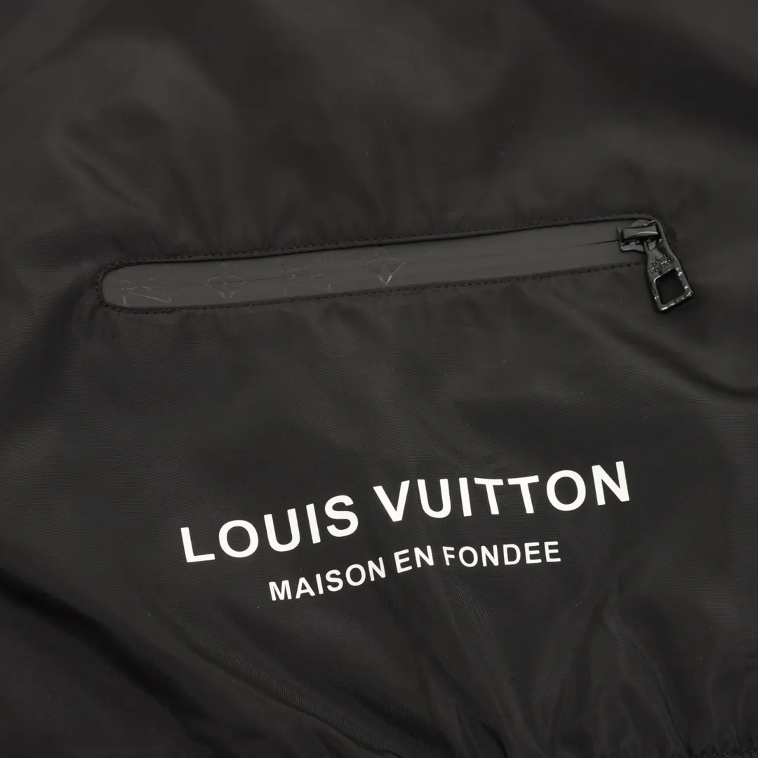 🅿️570 Louis Vuitton/Louis Vuitton presbyopia all-over printed windbreaker zipper jacket. Purchase the original version and have it printed immediately. The fabric is made of custom densely spun technical fabric that is light and thin, and the upper body is silky and breathable. Infrared positioning cutting, workwear-style windbreaker design, the upper body is invincible and versatile. All details are customized and developed, and all hardware and accessories are restored to ZP. Size：XS-L